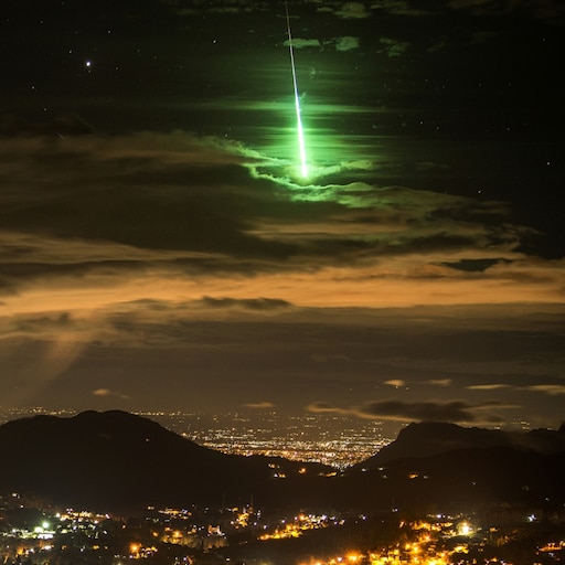 Воду освещают зеленым. Зеленый метеорит. Зеленый Луч в небе. Зеленое свечение. Зеленый метеорит в небе.