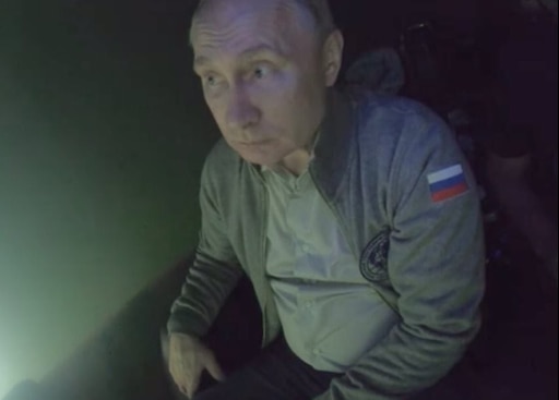 Путин в глазке двери фото мем Путин в глазке двери фото мем