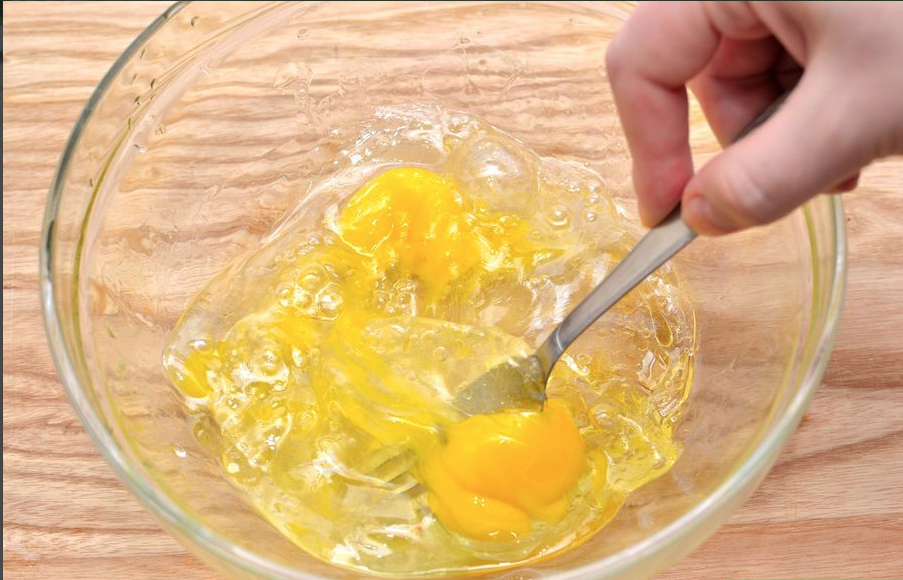 Яйцо взбитое с маслом. Взбить яйца вилкой. Взбить яйца с солью. Размешивает яйца. Взбитые яйца.