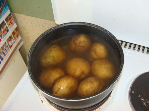 Картошку залило водой. Картошка 1. Как сварить картошку. Крышка для варки картошки. Варка картофеля после закипания.