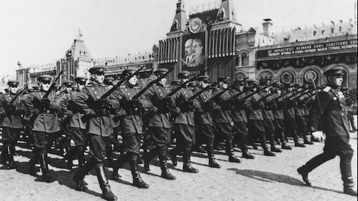Военный союзы второй мировой войны. Парад РККА на красной площади 1940. В 1946 году красную армию переименовали в советскую. Парад красной армии 1945.