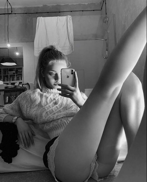 Девушка сняла на телефон как ее Девушка сняла на телефон как ее