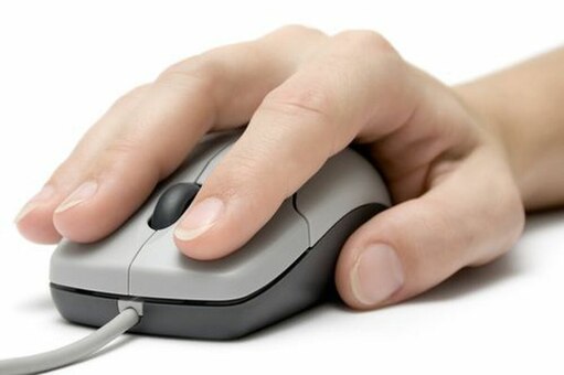 Компьютерная мышка в руке