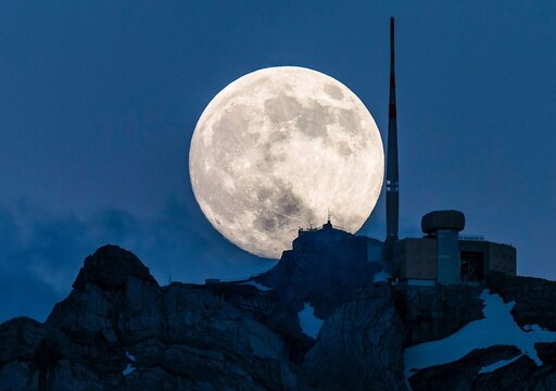 Восходящая луна в марте. Полнолуние. Восход Луны. Восходящая Луна. Огромная Луна над городом.