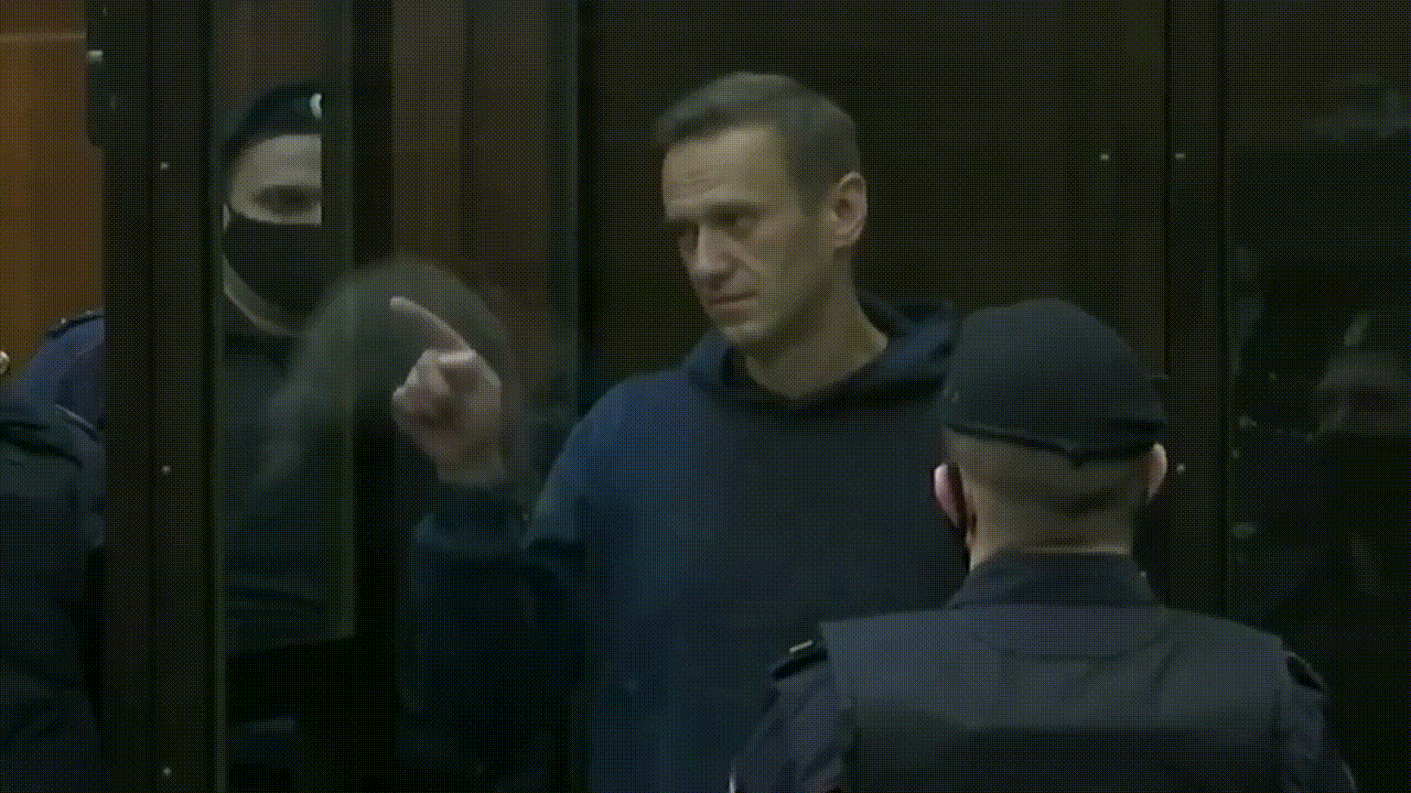Сколько пришло проститься с навальным. Навальный в суде.