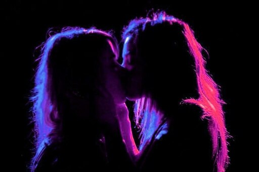 Lesbian new 2024. Поцелуй девушек. Девушки целуются. Две девушки любовь. Две девушки поцелуй Эстетика.