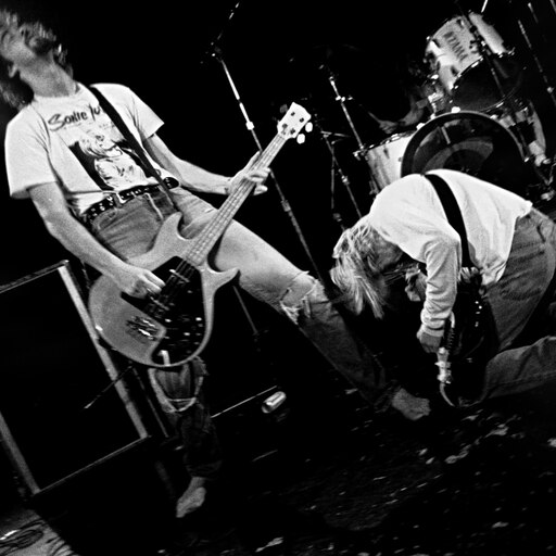 Nirvana territorial pissing. Эстетика группы Нирвана. Квин Нирвана. Альтернативные рокеры. Nirvana на сцене.