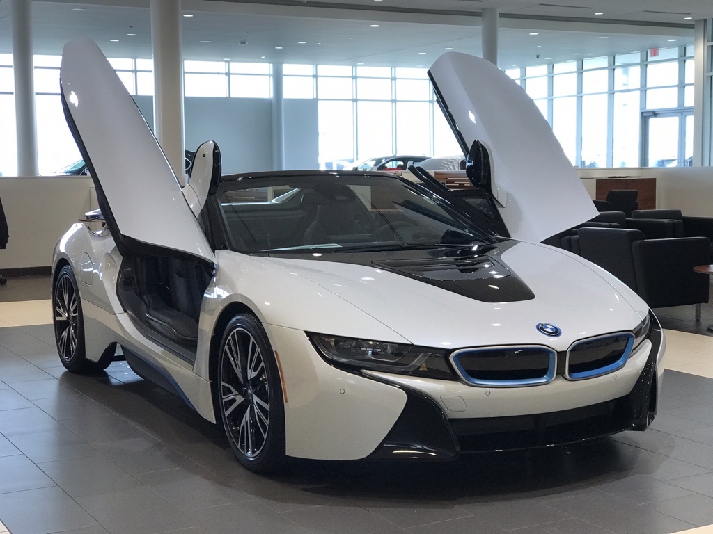 Bmw объем. BMW i8 2023. BMW i8 2022. БМВ i8 2020. BMW i8 2019.