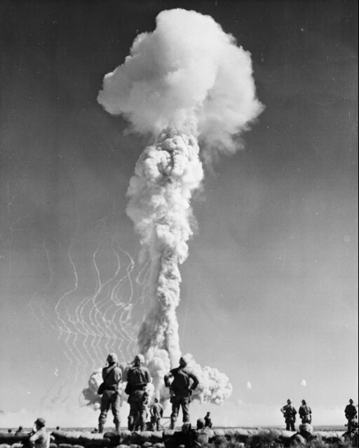 Действие нейтронной бомбы. Взрыв ядерного оружия. Испытание ядерной бомбы. Облако от ядерного взрыва. Манхэттенский проект ядерный гриб.