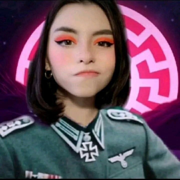Девушка в форме мем Pin en Evangelion