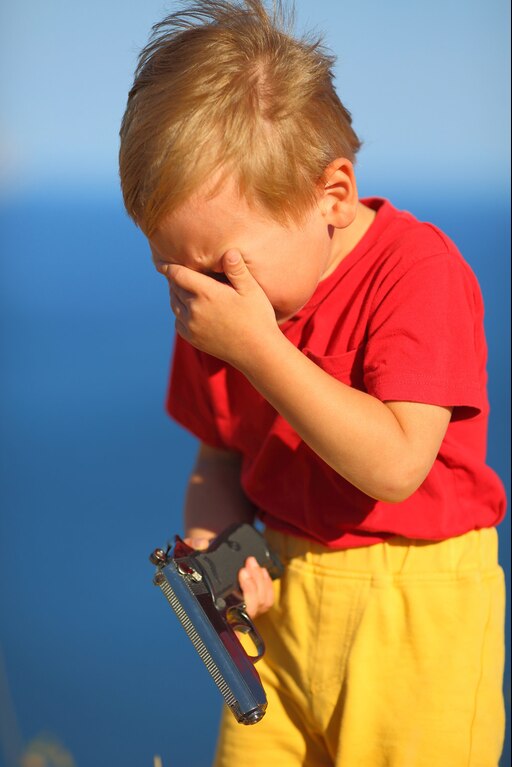 Мем девочка стреляет в себя Мем девочка стреляет в себя