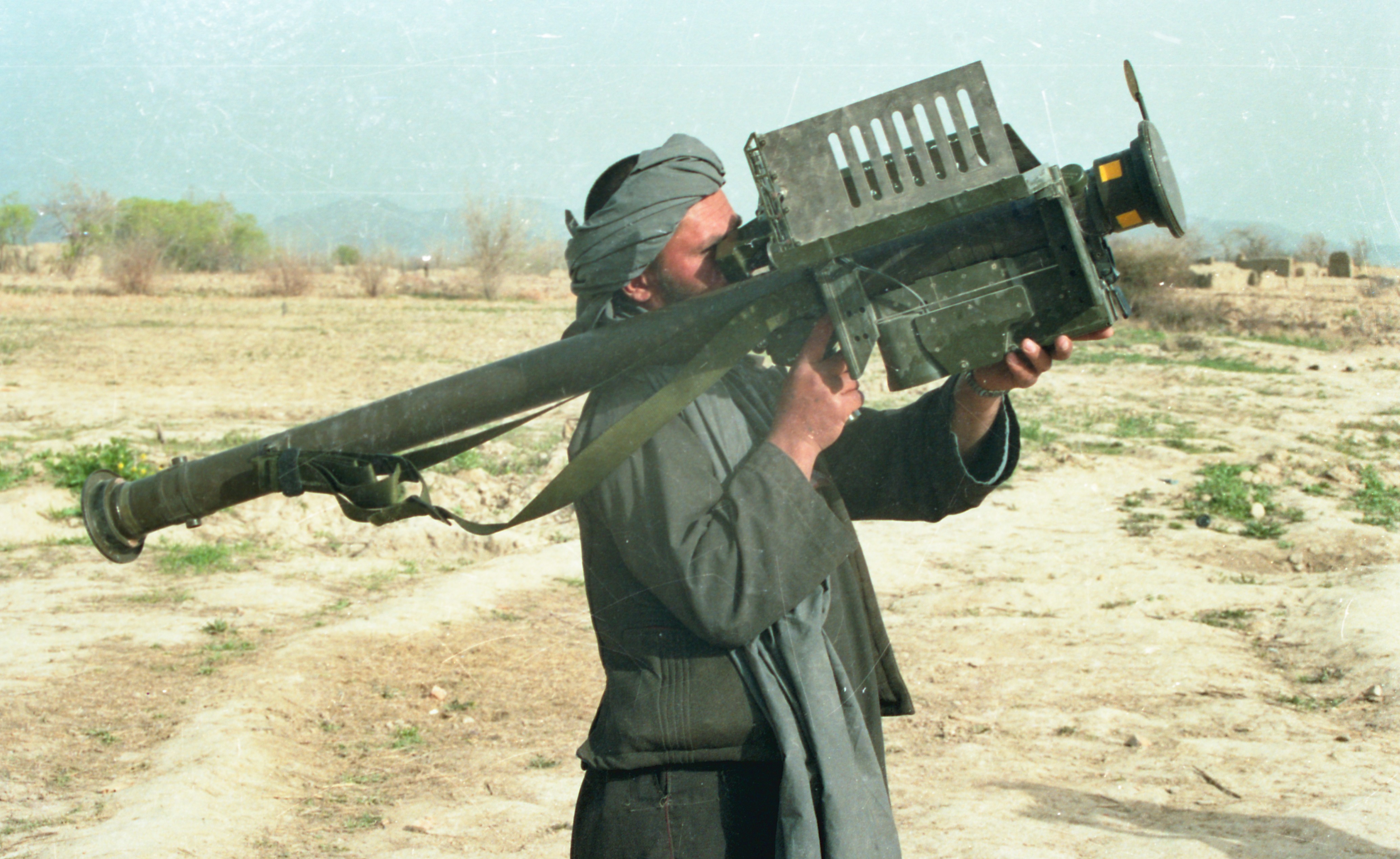 Человек с гранатометом. ПЗРК FIM-92 Stinger. ПЗРК Стингер в Афганистане. FIM-92 Stinger в Афганистане. Афганские моджахеды ПЗРК Стингер.