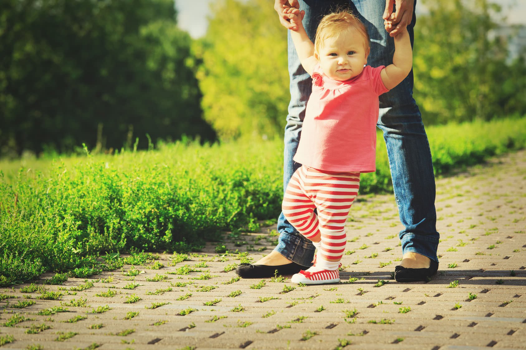 Ребенок хочет быть первым. Первые шаги ребенка. Дети на прогулке. Прогулки с малышом. Прогулка с маленьким ребенком.