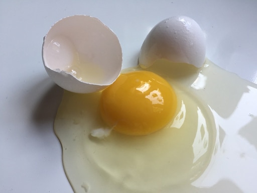 The strongest egg yolk. Разбитое яйцо. Разбитые яйца. Разбитое куриное яйцо. Сырое яйцо.