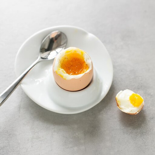 Сколько кипеть яйца всмятку. Яйца всмятку. Яйца сваренные вкрутую. Яйцо вареное всмятку. Яйцо всмятку фото.