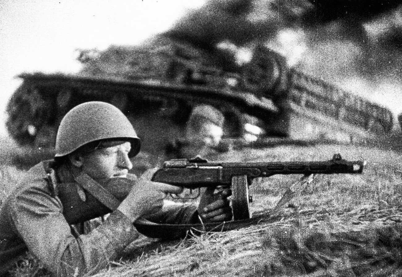 Звуки отечественной войны. Солдат с ППШ 41. ППШ 41 второй мировой войны. ППШ-41 на войне.