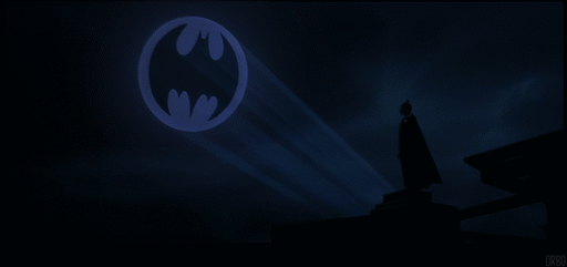 Городу нужен свет. Бэт сигнал темный рыцарь. Прожектор Бэтмена 1989. Знак Бэтмена в небе гиф. Бэт сигнал гиф.