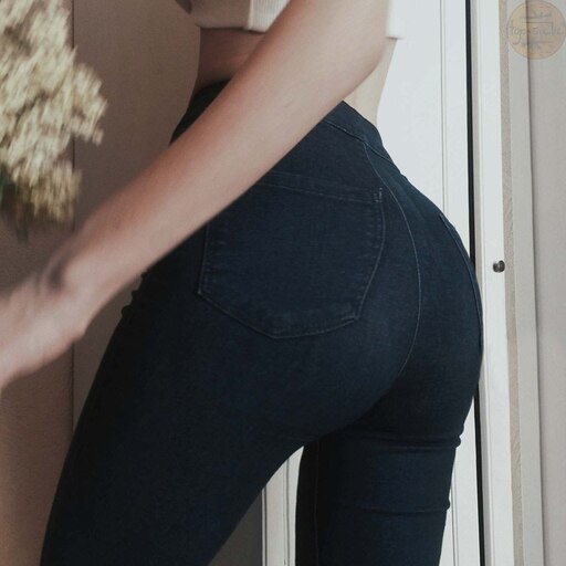 Девушка без попы в джинсах