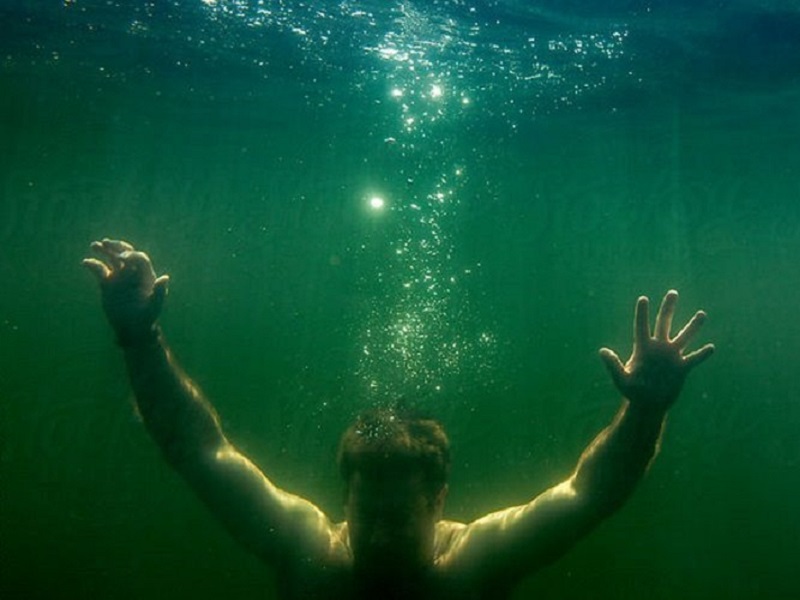 Человек тонущий в море