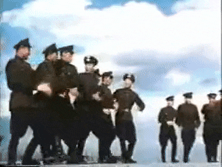 Солдаты танцуют. Солдаты пляшут. Танцующий солдат. Советские солдаты танцуют гиф.