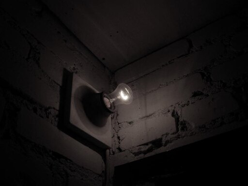 Возвращенный свет. Лампочка в подъезде. Лампы накаливания в подъезде. Светильник для подвала. Лампа в подвале.