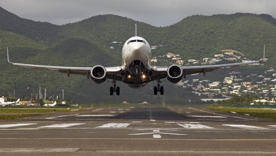 Самолет сели. Боинг 737 взлет. Боинг 737 посадка. Боинг 737 взлетает. Boeing 737 анфас.
