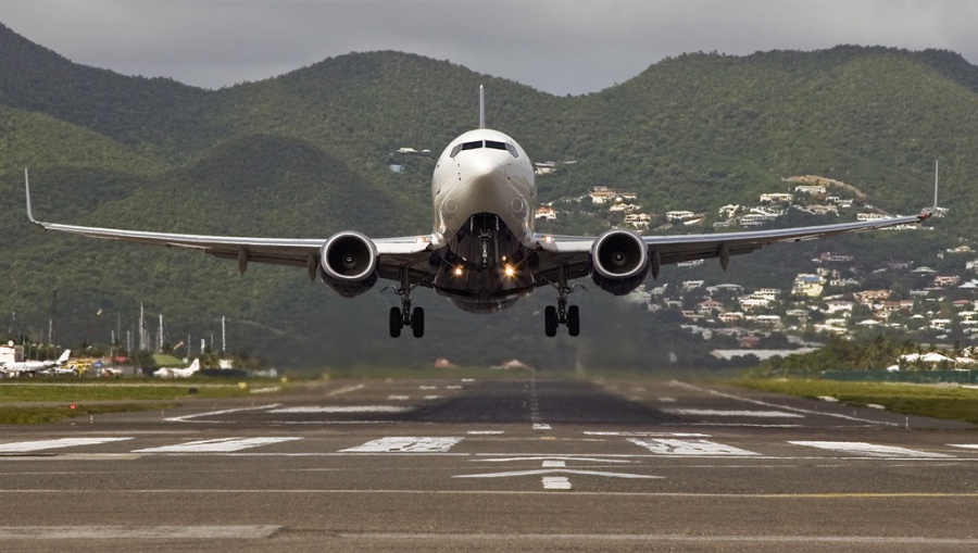 Самолет идет. Самолёт Боинг 737 взлёт. Боинг 737 взлетает. Боинг 737 посадка. Боинг самолет взлетает 737.