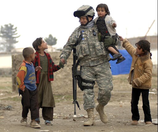 Помощь мирным жителям. Американ Солдер. Военный с ребенком. Американские военные и афганские дети. Американский солдат и ребенок.