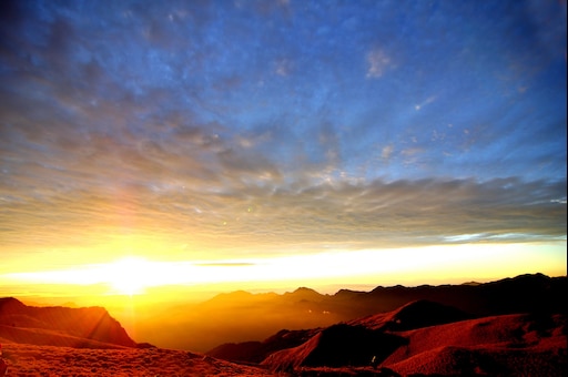 Расвете. Небо рассвет. Рассвет на вершине горы. Земля Восход солнца. Перу рассвет.
