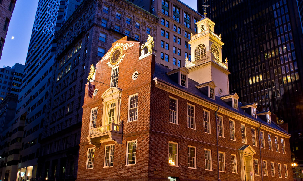 Boston лесная ул 7 фото. Олд Стейт Хаус в Бостоне (1728). Капитолий штата Массачусетс Бостон. Бостон Массачусетс исторические здания. Старый Капитолий Бостон.