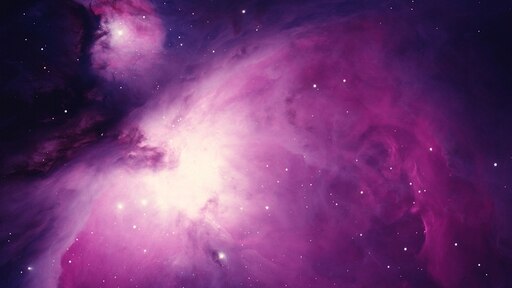 Космонавт во Вселенной фиолетовых тонах