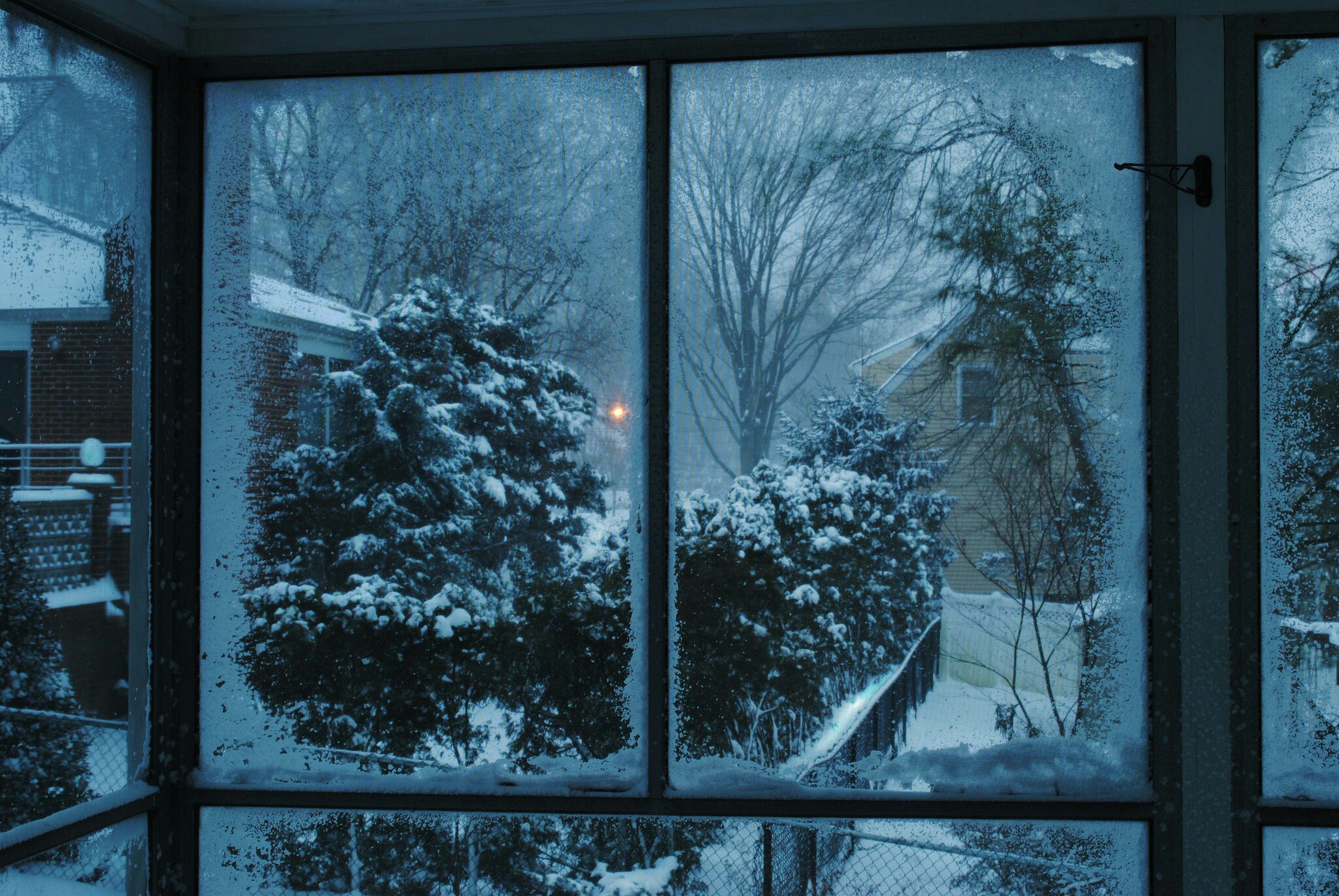Попасть снежком в окно. Зимний вид из окна. Снег за окном. Зима за окном. Зимнее окно.