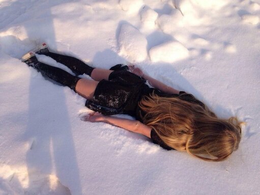 Девушка лежит на снегу