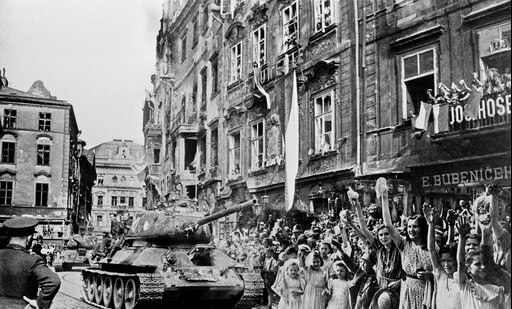Красная армия в чехословакии. Советские солдаты в Праге 1945. 6 Мая 1945 года Пражская операция. Пражская операция май 1945 год освобождение Чехословакии. Бои в Праге 1945.