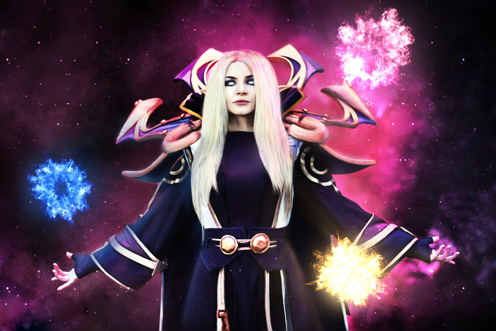 Invoker game by ozzy. Invoker Dota 2 косплей. Косплей дота 2 ИНВОКЕР. Фем ИНВОКЕР. Аниме ИНВОКЕР на аву