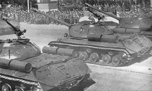 Ис 1945. ИС-3 на параде в Берлине. Парад в Берлине 1945 танки ИС-3. ИС 3 на параде в Берлине 1945. Парад Победы 1945 ИС-2.