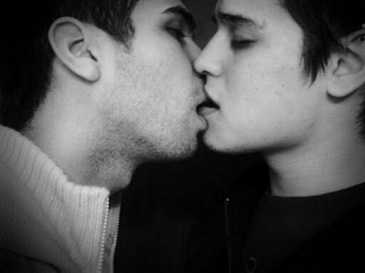 Тройничек вк. Поцелуй парней. Поцелуй двух парней. Любовь между мужчинами. Поцелуй мальчиков.