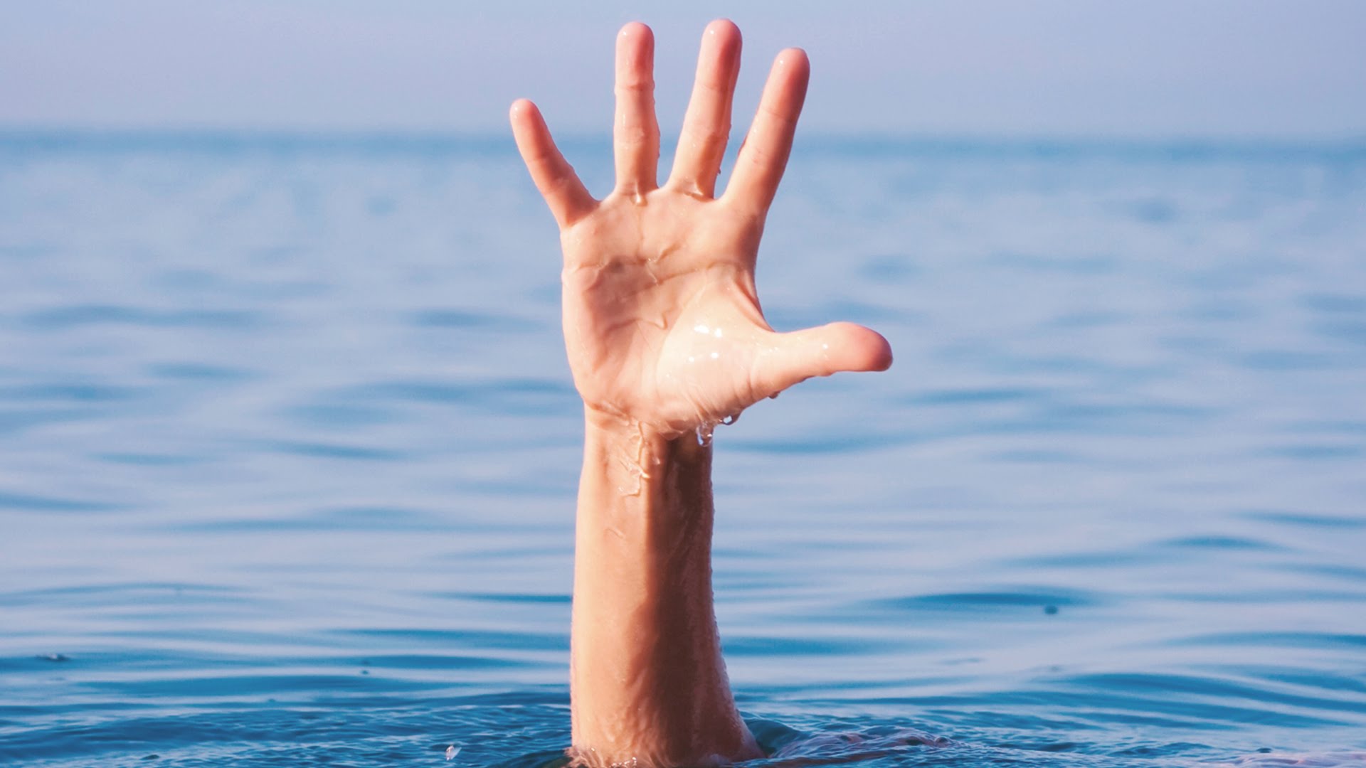 Утонуть картинки. Рука из воды. Тонущий человек. Тонущая рука. Рука из воды тонет.