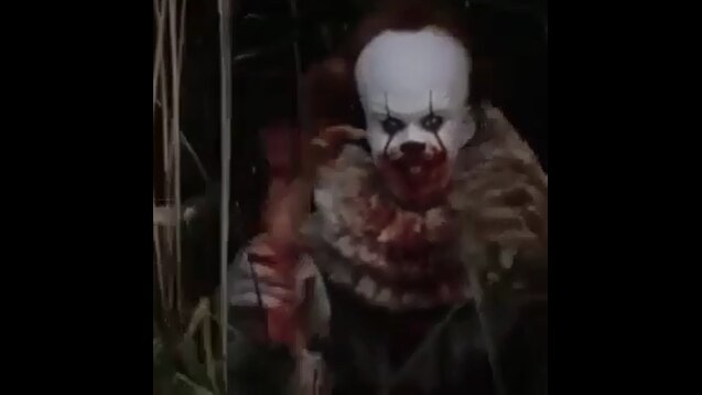 It 2017, Pennywise waving with cut off arm 