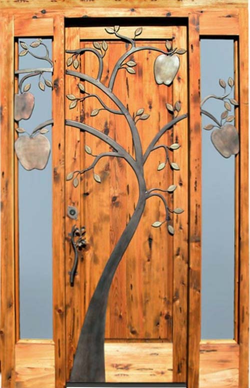как украсить деревянную дверь
