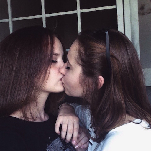 Слили лесбиянок. Девушка целует. Поцелуй двух девушек. Девушка целует девушку. Две подруги в школе.
