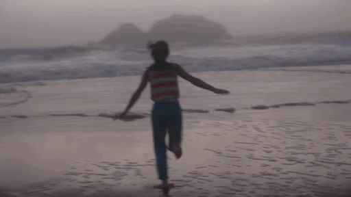 Девушка бежит. Девушка бежит к морю. Девушка убегает. Бегут по берегу.