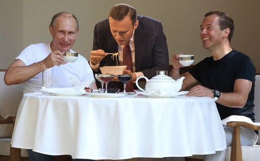Мем Навальный ест доширак