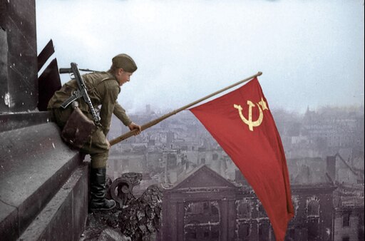 9 мая будет ссср. Красное Знамя над Рейхстагом. Красное Знамя на Рейхстаге. Рейхстаг 1945 красное Знамя. Берлин 1945 Рейхстаг Знамя Победы.