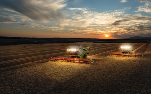 Комбайн ночью в поле фото Комбайн ночью в поле фото