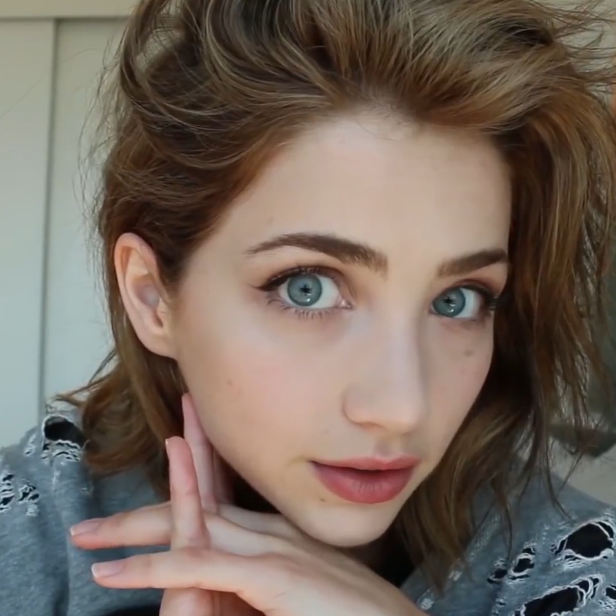 Emily Rudd smiling at the camera | Wallpapers HDV