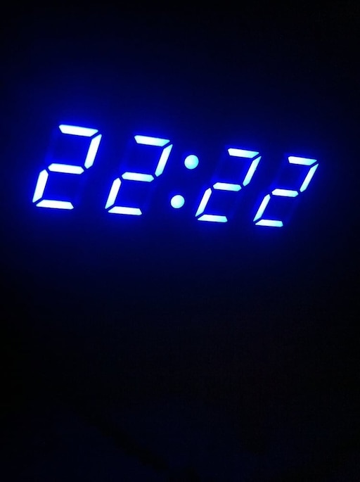 Б время 22 с. Синий неон Эстетика. Неоновые часы. Неоновая подсветка часов. Электронные часы с неоновой подсветкой.