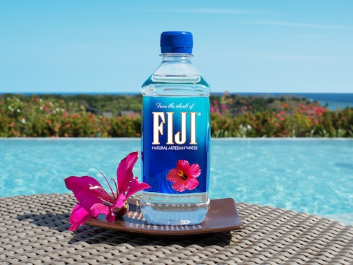 Топ питьевой. Fiji минеральная вода. Фиджи вода 1 л. Вода Fiji 1л. Бутылка Фиджи.