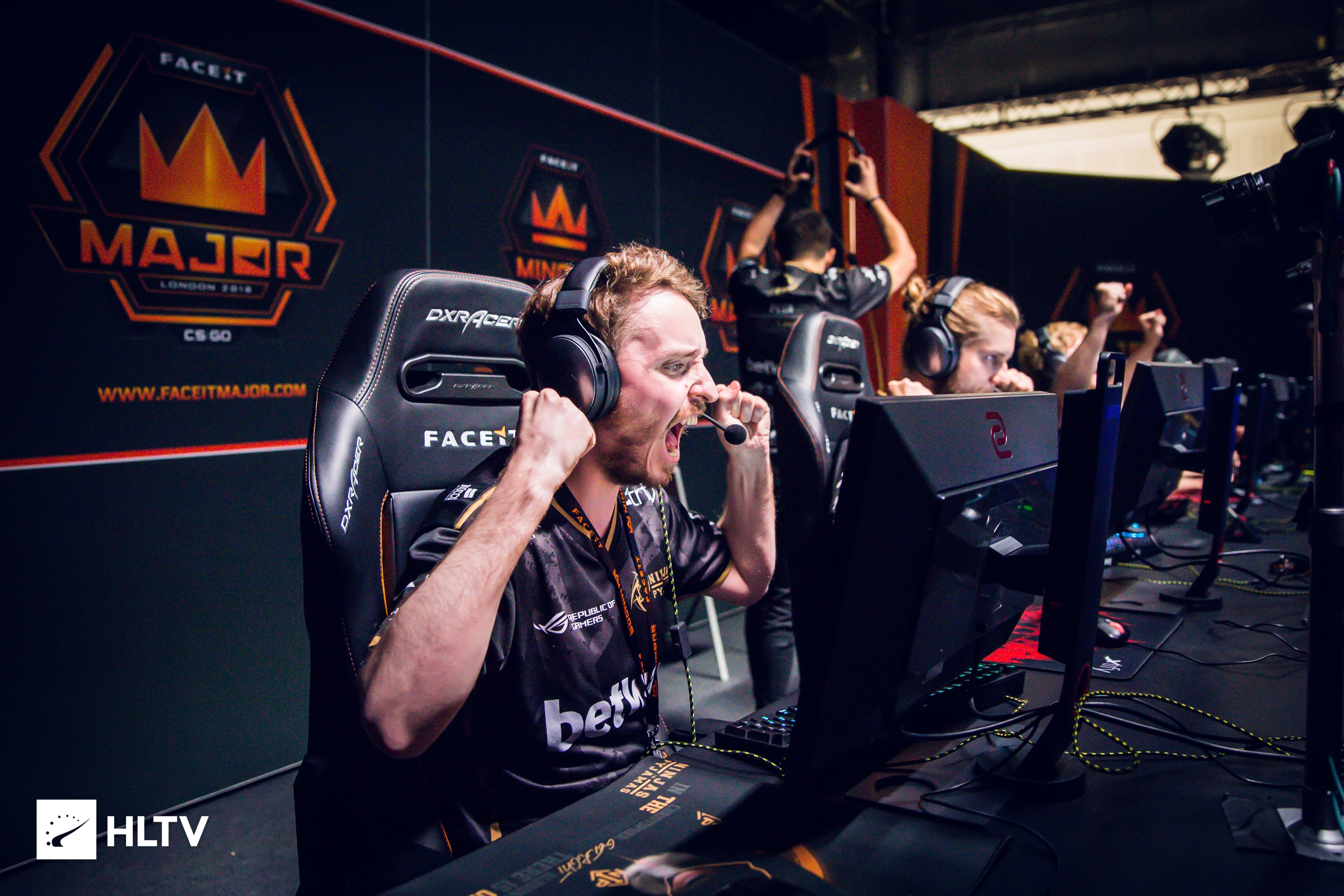 Jdm64 игрок кс го. Джейкоб yay вайтекер. Хлтв. Арена boston major 2018. Оуэн smooya баттерфилд.