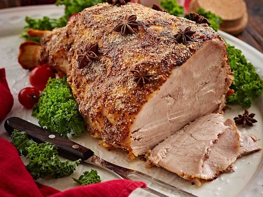 Буженина из свинины сколько. Свинина. Мясные блюда на праздничный стол. Окорок свиной запеченный. Запеченная свинина на новый год.